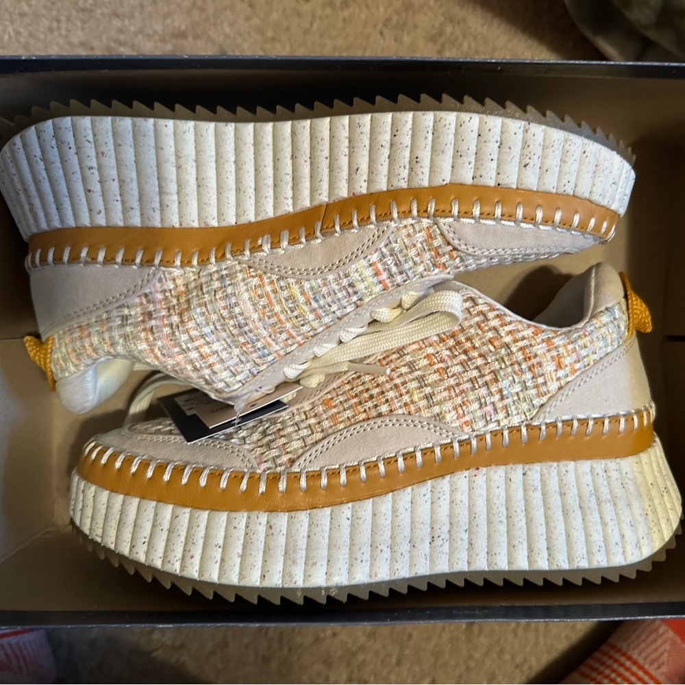 Universal thread sneakers